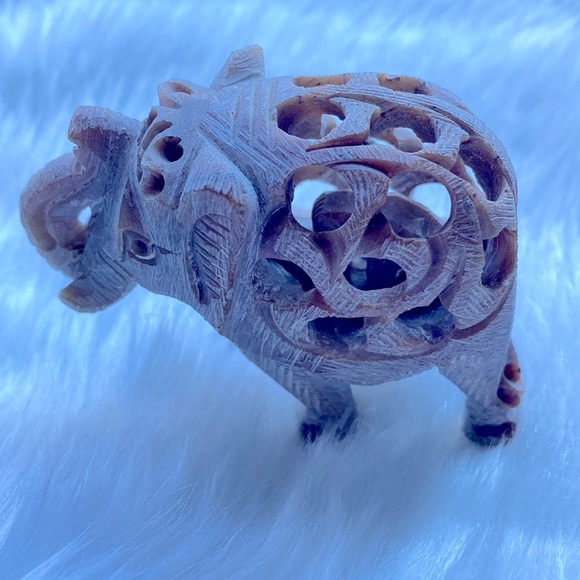 SOLD YEY !!  New Elephant Mother & Baby Inside Hand Carved Soapstone Pinkish - Picture 6 of 11